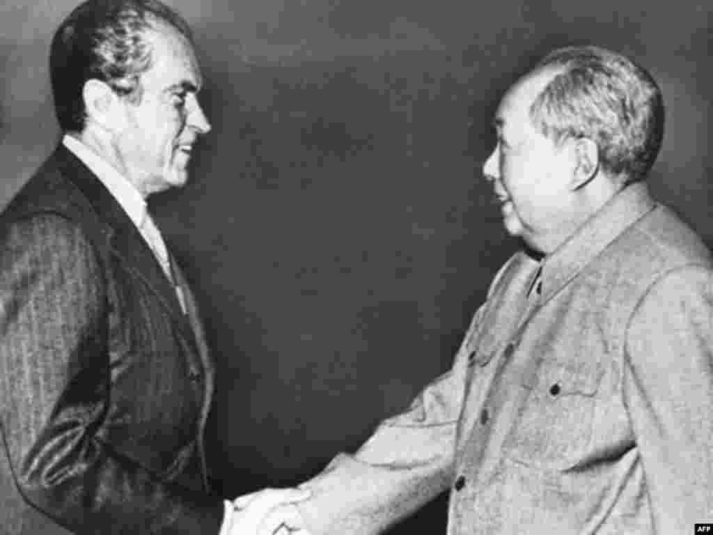 1972年2月21日,美国总统尼克松和中国领袖毛泽东在北京握手。周恩来在尼克松访华事件中大出风头,功高震主,名高震主。章含之在1986年接受美国之音专访时說: “其实呢,周恩来是非常非常小心的,把自己放在一个合适的位置,重大的决定都要毛主席来做。但是,因为周恩来毕竟是在第一线,而且他有外交能力和才华。西方人不可能按照中国的政治去办事情,他要说谁好的时候,不会考虑到毛主席会不高兴。西方媒体想说什么就说什么,他不能因为中国人不能把周恩来太突出,我就言必称毛泽东”。“有些媒体就说‘中国外交最杰出的领袖就是周恩来,中美关系的教父也是周。有些记者夸周恩来的风度怎么样,周恩来谈话的机智怎么样,因为周恩来对付记者也是很(有一套)。这些东西就客观上形成了一个(印象),好像周恩来超越了毛。其实事情还真是满冤枉他的,因为你不可能去控制西方媒体的嘴巴,说你应该按照中国的口径去做。我想毛主席就不是特别喜欢这种状况。 ”