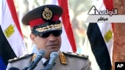 El jefe de las fuerzas armadas egipcias, general Abdel Fattah el-Sissi dijo que “los militares, solamente aceptan órdenes del pueblo”.