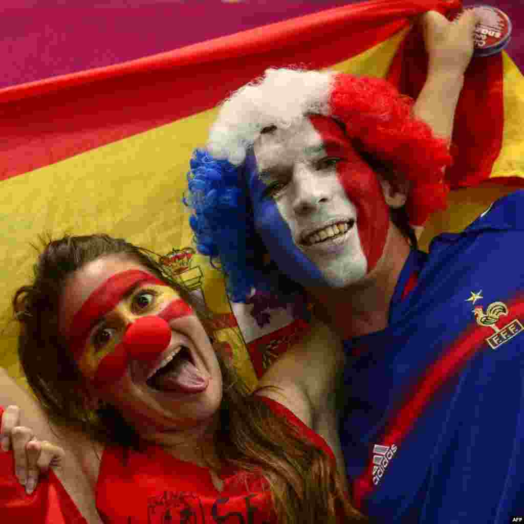 Fans of France and Spain's handball team pose ahead of the women's preliminary Group B handball match Norway vs Spain for the London 2012 Olympics Games on August 5, 2012 at the Copper Box hall in London.