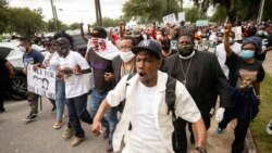 Malik Muhammad (tengah) bergabung dengan puluhan orang lainnya untuk berunjuk rasa dari gedung pengadilan Glinn County menuju kantor polisi di Brunswick, Georgia, pada 16 Mei 2020 dalam aksi protes atas kasus pembunuhan terhadap Ahmaud Arbery. (Foto: AP/Stephen B. Morton)