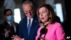 Spika wa Baraza la Wawakilishi la Marekani, Nancy Pelosi, akiwa na kiongozi wa waliowachache Sen. Chuck Schumer, baada ya kukutana na waziri wa fedha wa Marekani, Steve Mnuchin Septemba, 30.