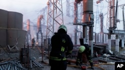 Украинские пожарные ликвидируют последствия пожара, вызванного российским обстрелом (архивное фото)