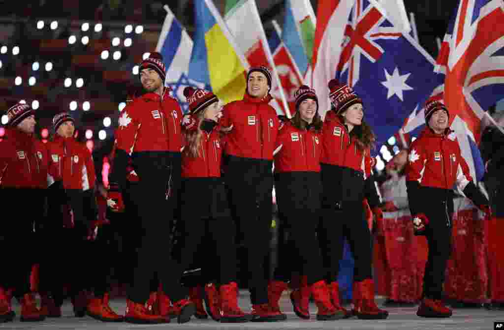 平昌冬奥会闭幕式上，加拿大选手入场。（2018年2月25日）