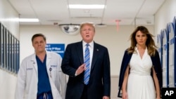 Rais Donald Trump na mkewe Melania na Dkt Igor Nichiporenko walipotembelea hospitali ya Broward ambako wanafunzi waliojeruhiwa katika shambulizi la bunduki katika shule ya Marjory Stoneman Douglas huko Parkland, Florida wakipatiwa matibabu.