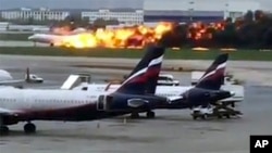Foto yang diambil dari akun instagram @ artempetrovich memperlihatkan pesawat SSJ-100 milik maskapai penerbangan rusia Aeroflot Airlines, terbakar saat melakukan pendaratan darurat di Bandara Sheremetyevo di Moskow, Rusia, 5 Mei 2019.
