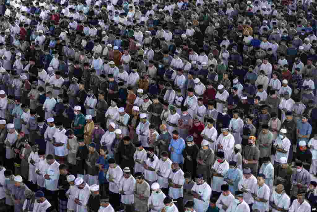 د اندونیزیا د اچې ولایت په یو جومات کې د اختر لمونځ