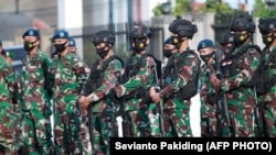 Sejumlah tentara Indonesia dikerahkan untuk mengamankan malam Idul Fitri di Timika, Papua, pada 12 Mei 2021. (Foto: AFP/Sevianto Pakiding)