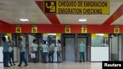 Durante décadas a los cubanos se les prohibió poseer un pasaporte y salir y entrar a la isla sin un permiso especial.