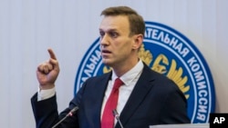 លោក Alexei Navalny អ្នក​នយោបាយខាង​គណបក្ស​ប្រឆាំង​របស់​រុស្ស៊ី​ថ្លែង​នៅក្នុង​គណៈកម្មាការ​បោះឆ្នោត​កណ្តាល​របស់​រុស្ស៊ី​នៅ​ក្នុង​ក្រុង​មូស្គូ កាលពី​ថ្ងៃទី២៥ ខែធ្នូ​ ឆ្នាំ២០១៧។