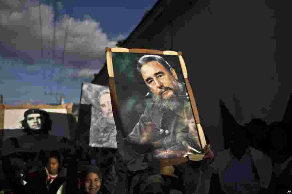 Crianças com quadros com a imagem de Fidel Castro e Che Guevara durante tributo assinalando 56 anos da entrada triunfante de Castro e da sua caravana rebelde, em Regla, Cuba, 8 Jan 2015. Castro e os rebeldes chegaram a Havana de caravana na primeira semana de Janeiro de 1959, depois de derrubar o ditador Fulgêncio Batista. 