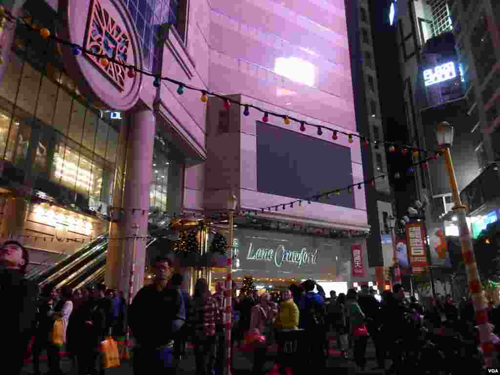 香港銅鑼灣時代廣場2014年除夕,取消舉行了20年的「蘋果倒數」活動,關上外牆的電視屏幕及燈飾