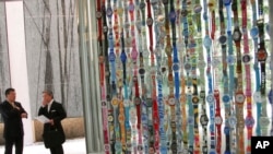 Jam tangan Swatch dipajang di dinding lift di toko Swatch Group di Jepang, di Tokyo, pada tanggal 24 Mei 2007. Swatch mengatakanpihak berwenang Malaysia menggerebek tokonya dan menyita 164 jam tangan dari tokonya. (Foto: AP)