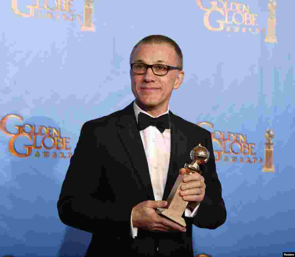 Chistoph Walz berpose dengan piala kemenangannya di balik panggung, sesaat setelah menerima penghargaan sebagai aktor pendukung terbaik dalam film "Django Unchained" di penghargaan Golden Globe Awards ke-70 di Beverly Hills, California, 13 January 2013. (REUTERS/Lucy Nicholson)