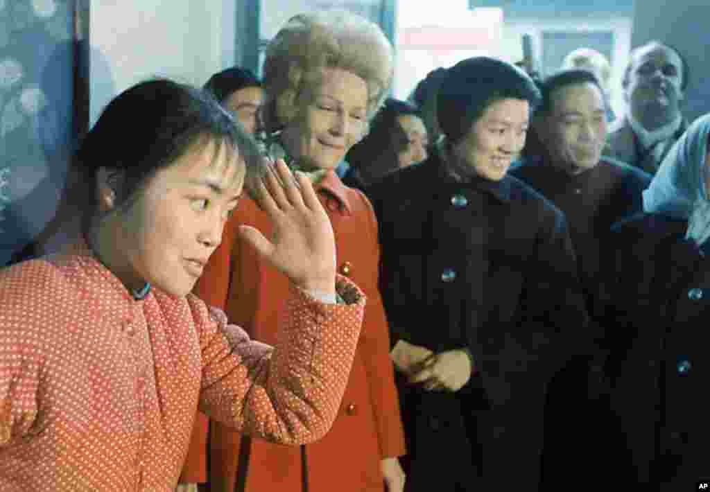 1972年2月23日,美国第一夫人帕特·尼克松走访北京的学校。她的左侧是学校教师,右侧是翻译章含之。当时中国群众对“第一夫人”的称呼还比较陌生。在北京一个工厂的班组政治学习会上,一位老工人说,第一夫人就是美国总统的好多夫人中的第一个。这是把中国皇帝的三宫六院想当然地套到美国总统头上了。有青年工人当场指出,美国实行一夫一妻制,“第一夫人”是对总统夫人的尊称。