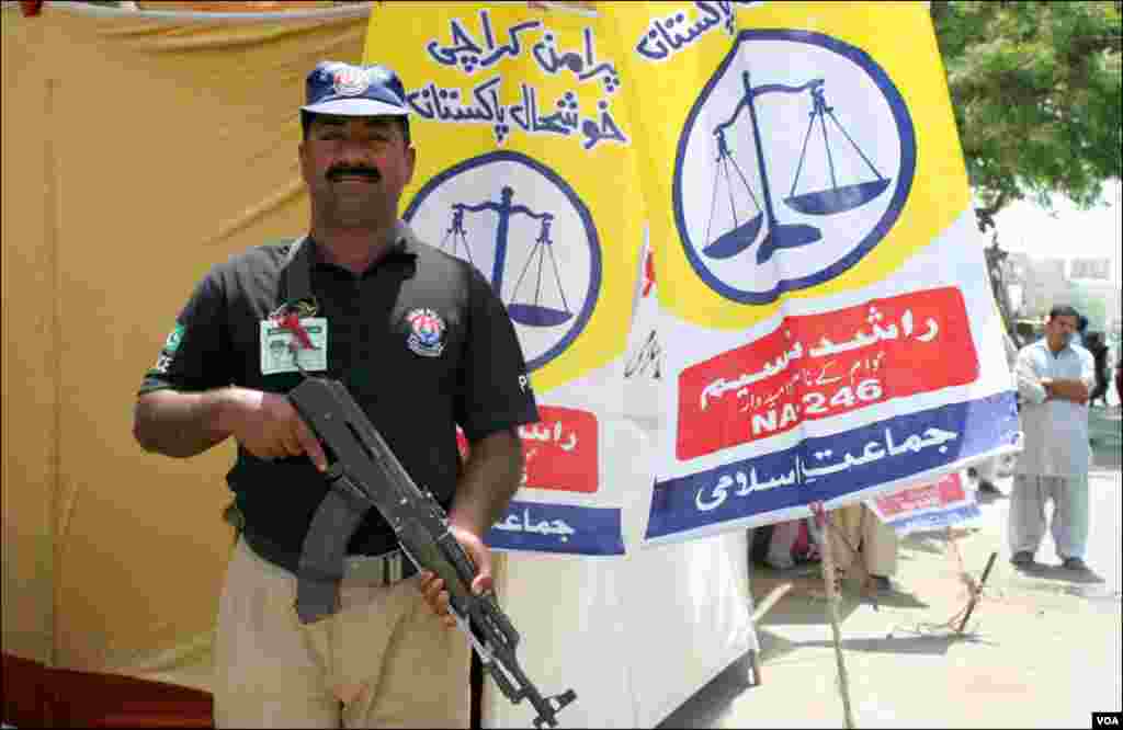 الیکشن کیمپ کی سیکورٹی کے لئے مستعد ایک پولیس اہلکار 