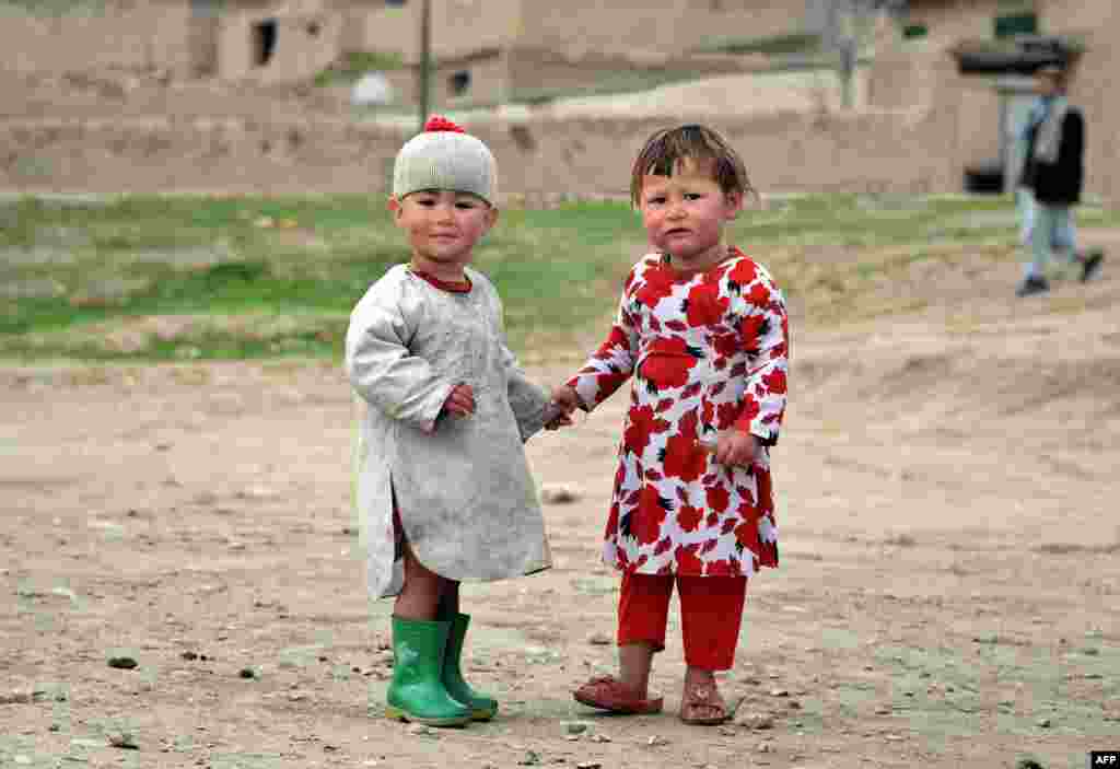Dua anak Afghanistan bermain di kota Kishindih, provinsi Balkh.