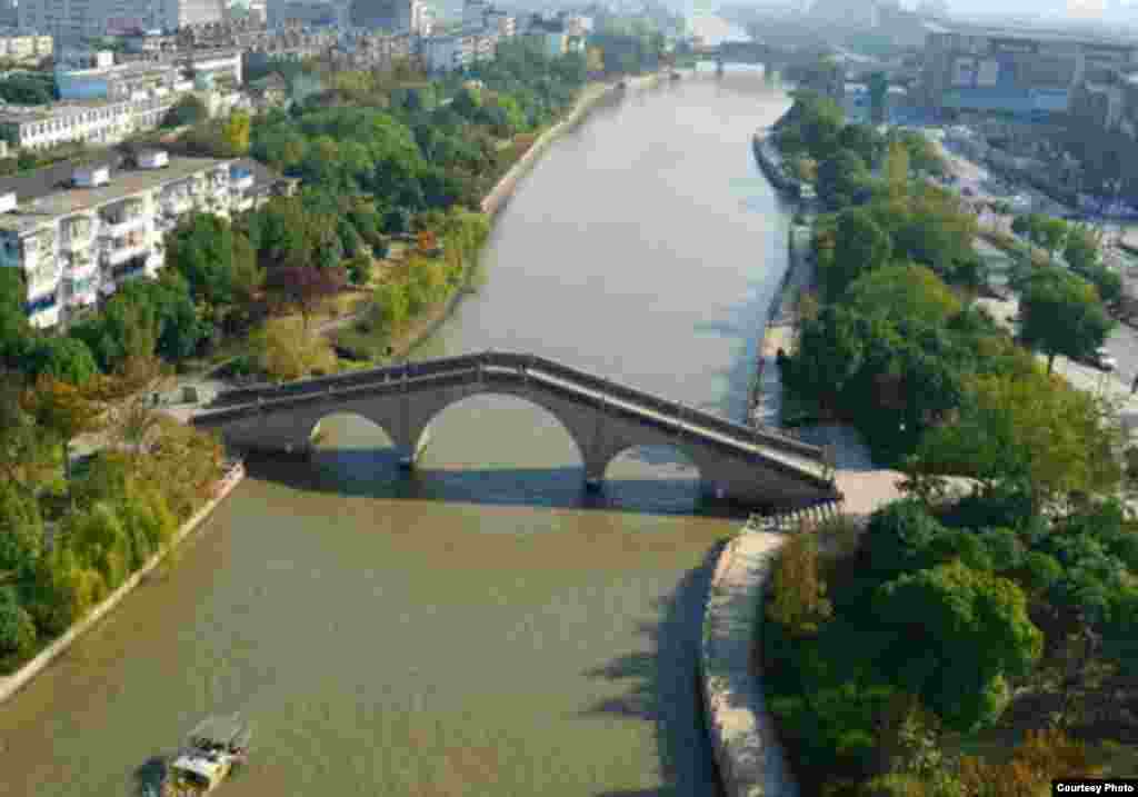 Grand Canal adalah sistem jalur air di dataran tinggi China sebelah timur laut dan tengah, mengalir dari Beijing sampai provinsi Zhejiang. (UNESCO)