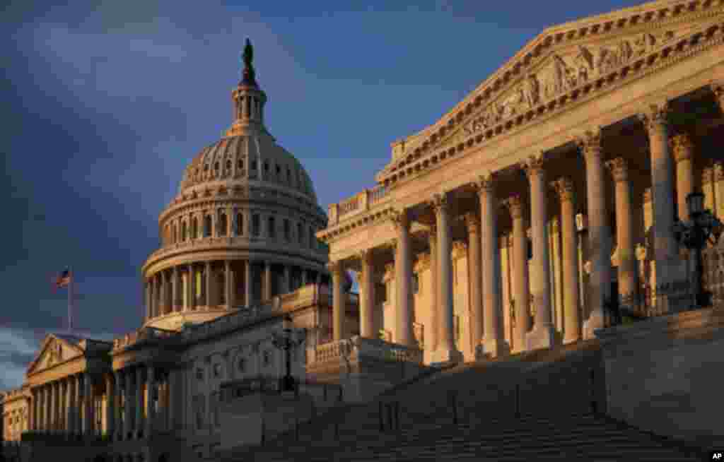 Bunge la Marekani mjini Washington, mapema Friday, Nov. 8, 2019, wakati Wademokrat wakiendelea kuchunguza iwapo Rais Donald Trump alikwenda kinyume na kiapo alichokula cha ofisi ya rais kwa kuilazimisha Ukraine kumchunguza hazimu wake kisiasa Joe Biden na familia yake. (AP Photo/J. Scott Applewhite)