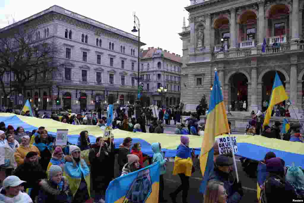 Будапешт, Венгрия Марш солидарности с Украиной на проспекте Андраши в центре венгерской столицы, 23 февраля 2025 года 