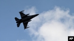 Un avión de combate turco vuela sobre la base aérea Incirlik, en el sur de Turquía.