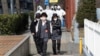 2020年3月9日韩国街道上戴着口罩的妇女