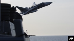 Jet tempur Rusia terbang dekat kapal Angkatan Laut Amerika, USS Donald Cook, di Laut Baltik (12/4). 