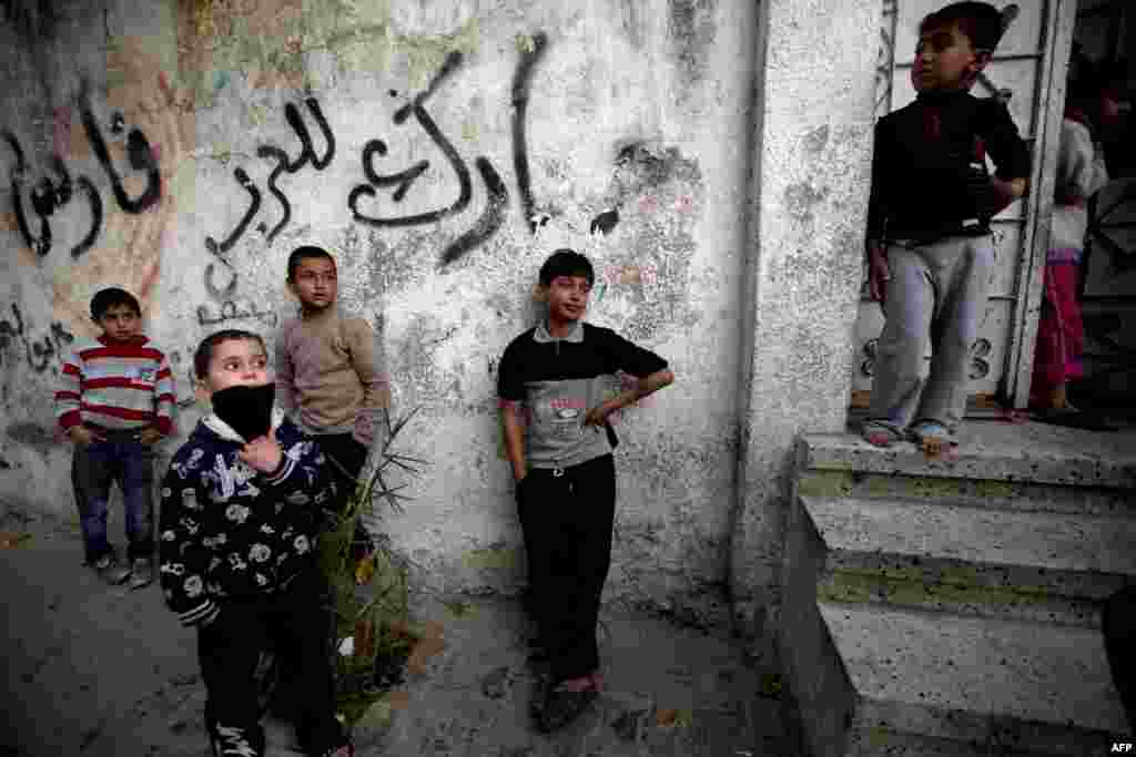Sejumlah anak laki-laki terlihat dalam pemakaman Bilal Samir Oweida, seorang warga Palestina yang berusia 20 tahun, di Beit Lahia, di Jalur Gaza. Oweida "ditembak di dadanya oleh tentara Israel" di Jabaliya timur demikian menurut juru bicara Departemen Kesehatan yang dijalankan oleh kelompok Hamas. Tentara Israel mengatakan Oweida telah memasuki "wilayah yang dilarang".