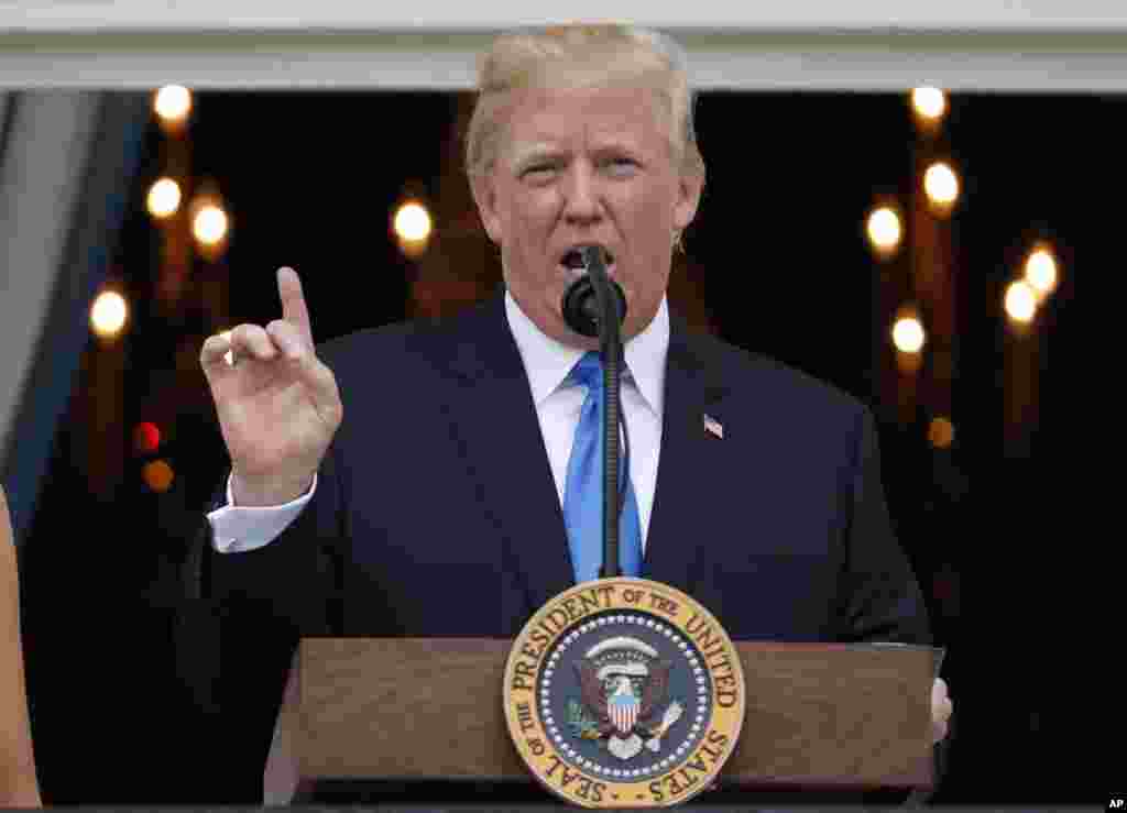Presiden Donald Trump berbicara dari Truman Balcony pada perayaan Empat Juli untuk keluarga anggota militer di South Lawn Gedung Putih, 4 Juli 2017, di Washington, D.C