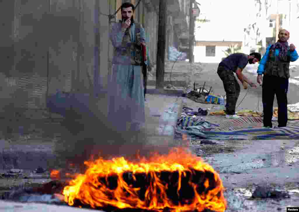 Binh sĩ thuộc Lực lượng Giải phóng Syria chiến đấu tại thị trấn Bustan Al-Basha trong thành phố Aleppo, ngày 15/10/2012
