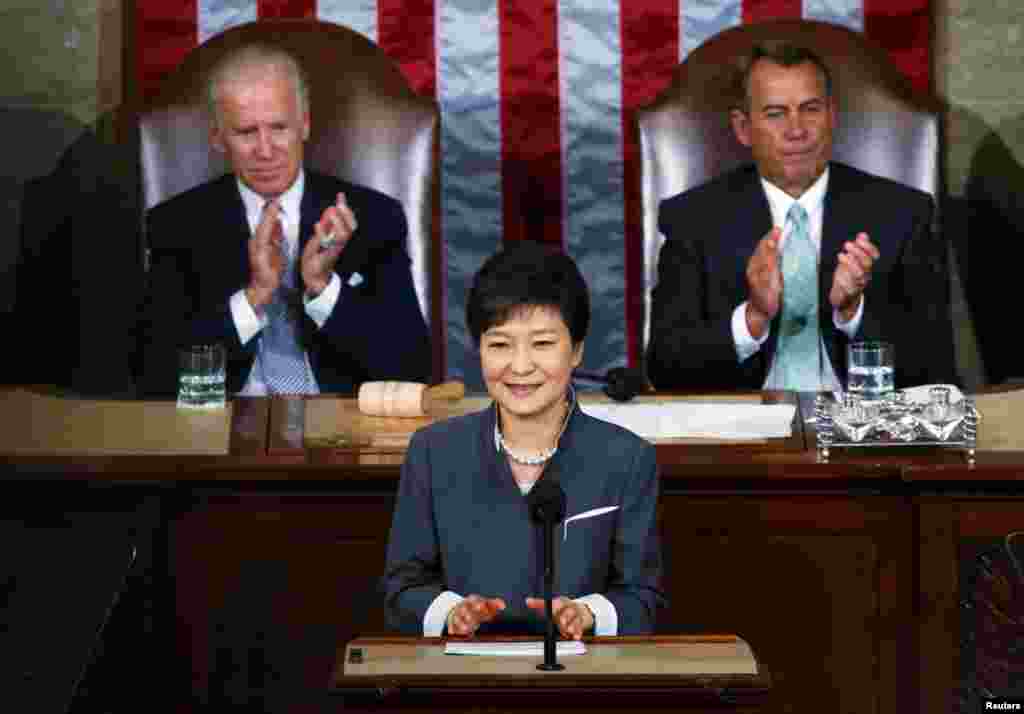 Tổng thống Park Geun-hye được Phó tổng thống Joe Biden và Chủ tịch Hạ viện John Boehner hoan nghênh sau khi kết thúc diễn văn trước toàn thể lưỡng viện Quốc hội ở Washington, ngày 8 tháng 5.