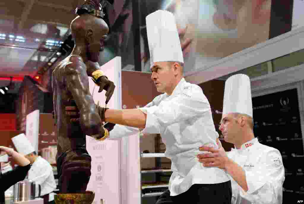 Chef dari Swiss, David Pasquiet (tengah) mempersiapkan pembuatan cokelat selama kontes 'Master Cokelat Dunia' di Paris, Perancis.