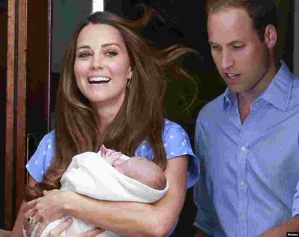 Britain's Prince William and his wife Catherine, Duchess of Cambridge, appear with their baby son outside the Lindo Wing of St Mary's Hospital, in central London, July 23, 2013.