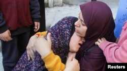 Consequências de um ataque israelita a uma escola que abrigava pessoas deslocadas na cidade de Gaza