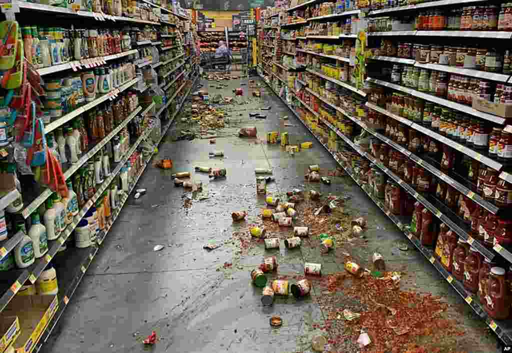 Alimentos caídos de las estanterías ensucian el piso en un Walmart tras un terremoto de magnitud 7,1 en el valle de Yucca, California, el 5 de julio de 2019. 