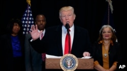Rais Donald Trump akiwa katika Makumbusho ya Kitaifa ya Historia ya Waafrika Weusi na Utamaduni wao, katika uwanja maarufu wa National Mall.