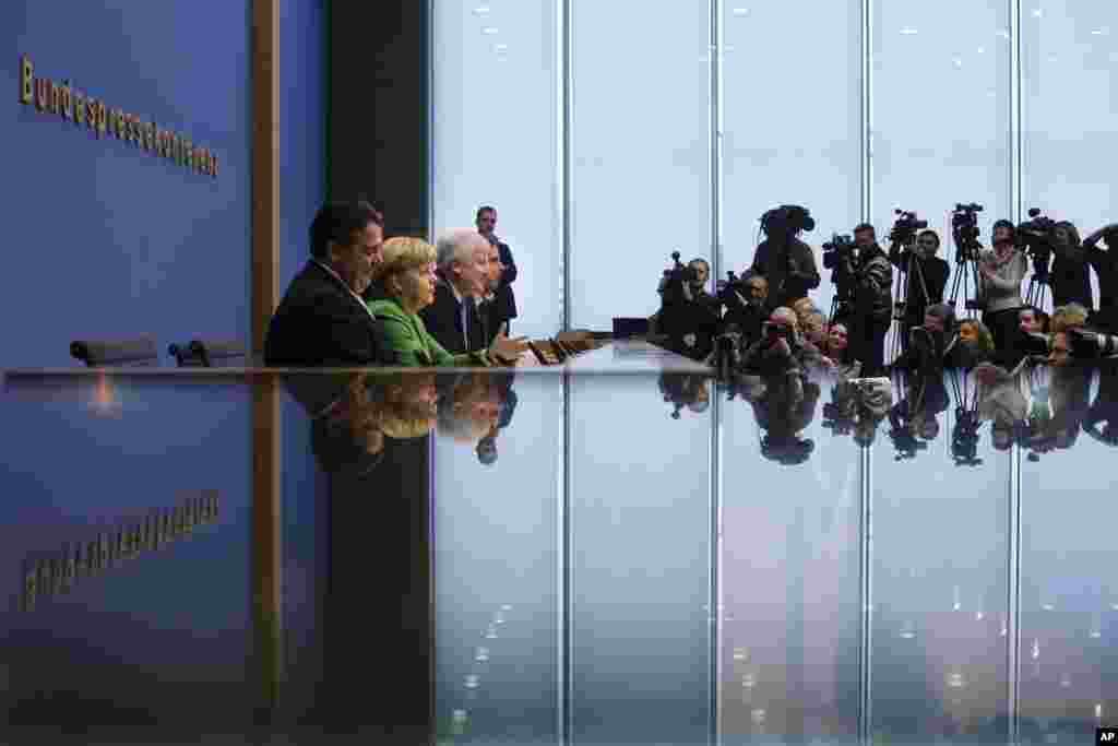 Tiga pemimpin partai politik di Jerman, dari kiri Sigmar Gabriel ketua partai SPD, Kanseliri Angela Merkel, Ketua partai CDU, dan Horst Seehofer ketua partai CSU memberikan keterangan kepada media di Berlin, setelah sepakat untuk menandatangani koalisi politik.