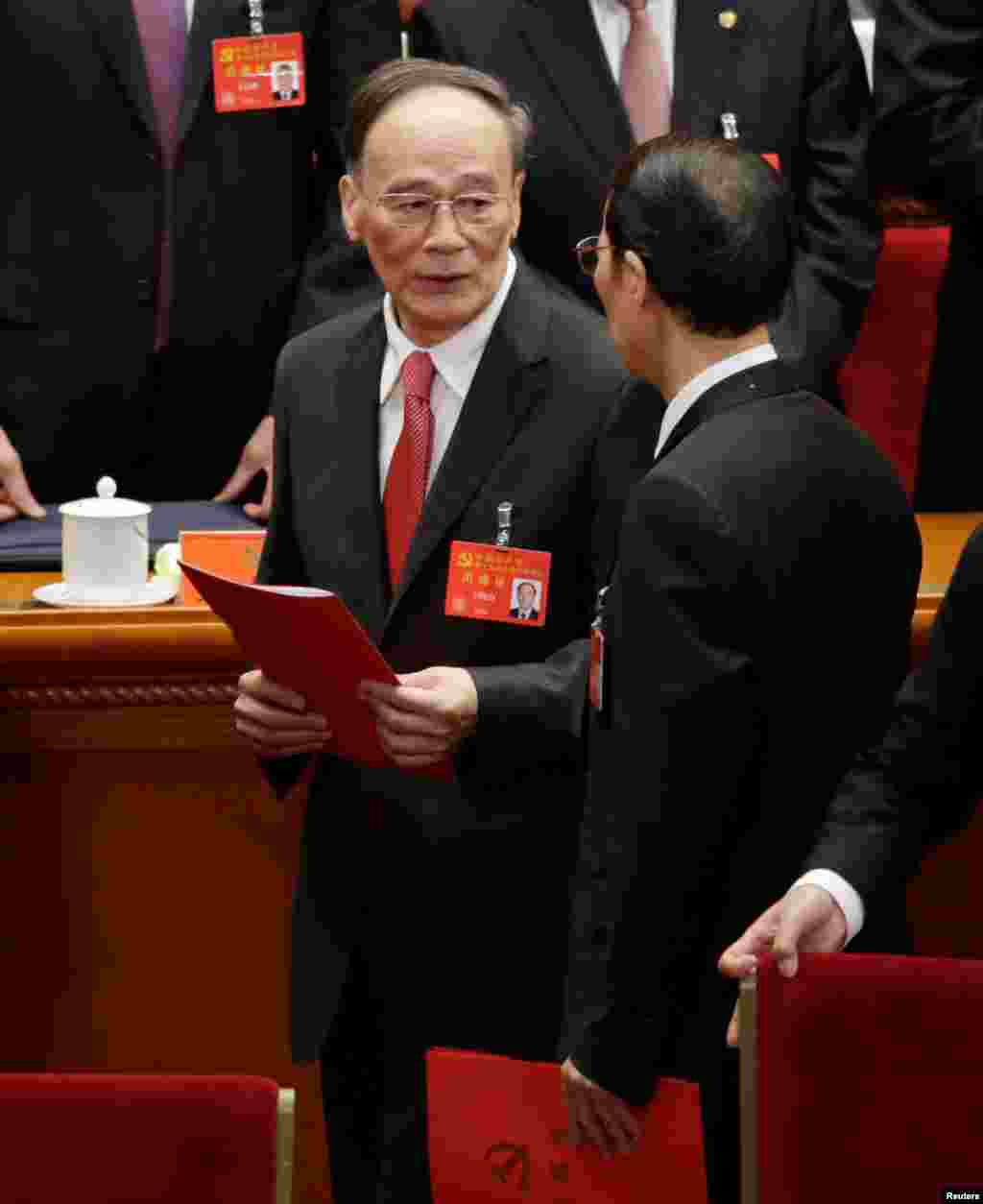 中国共产党第十九次全国代表大会闭幕式之后,王岐山离开会场,这是他最后一天担任中纪委书记和政治局常委(2017年10月24日)。