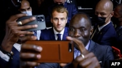 Rais wa Ufaransa Emmanuel Macron, alkipiga picha na watu na baadhi ya watu kwenye mkutano wa Ufaransa na bara la Afrika 2021 huko Montpellier, kusini mwa Ufaransa.