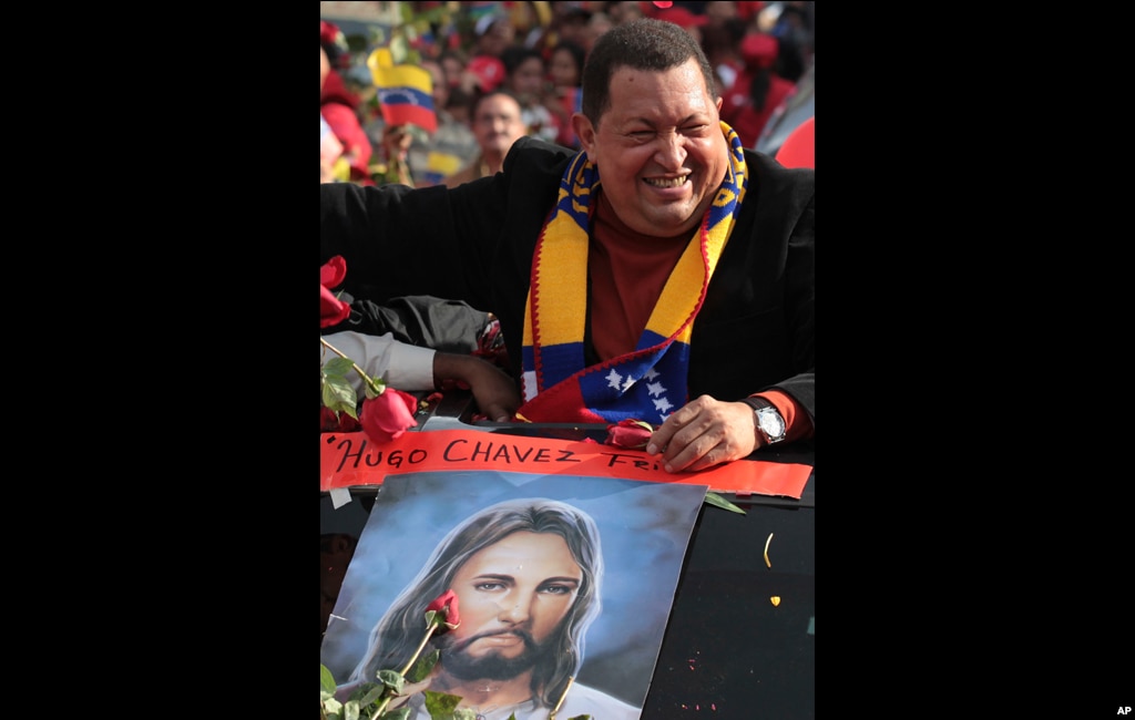 Chávez agradece a sus simpatizantes durante una caravana a la casa presidencial de Miraflores, en Caracas, el 24 de febrero de 2012.