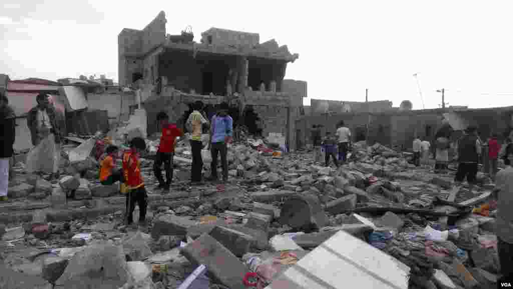 This neighborhood, where more than 100 buildings have been destroyed, has brought attention to the plight of Yemenis, Sana'a, Oct. 9, 2015. (VOA/A. Mojalli)