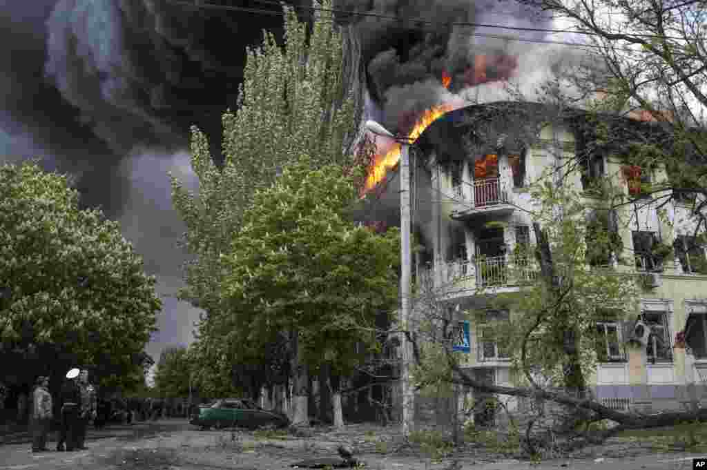 Sebuah kantor polisi terbakar di Mariupol, Ukraina timur. Pertempuran antara pasukan pemerintah dan para pemberontak di kota itu menewaskan beberapa orang pada hari Jumat. 