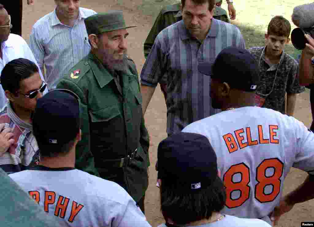 Presidente Fidel Castro em conversa com Albert Belle, jogador de basebal da equipa Orioles, de Baltimore, antes da equipa americana ter jogado com a equipa nacional cubana de basebal. (28 Mar 1999)