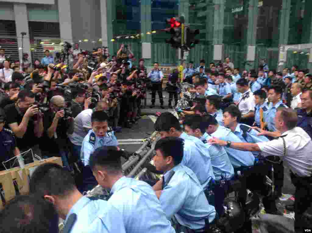 香港警方星期三上午展開強行清場行動(美國之音海彥拍攝)。