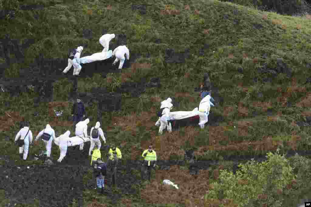 Equipas de resgate transportam os corpos das vítimas da queda do avião nas montanhas La Union, arredores de Medellín, Colômbia, Nov. 29, 2016. O avião transportava uma equipa brasileira de futebol que iria participar no jogo internacional pela Copa Sul-americana, contra o Atletico Nacional da Colômbia. 