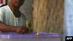 ရခိုင်ပြည်နယ်၊ စစ်တွေမြို့နယ်အတွင်း ရွေးကောက်ပွဲမဲပေးနေသူ မဲဆန္ဒရှင်တဦး။ (ယခင်မှတ်တမ်းဓာတ်ပုံ) 
