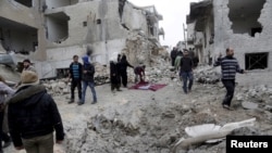 Le village rebelle de Maaret al-Numan dans la province d'Idlib en Syrie, a été bombardé par les forces russes. 12 janvier 2016. (REUTERS/Khalil Ashawi)
