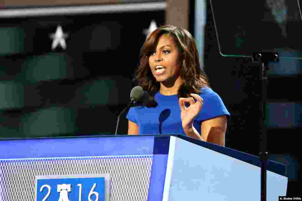 Marwada koowaad ee Mareykanka, Michelle Obama. Philadelphia (A. Shaker/VOA)