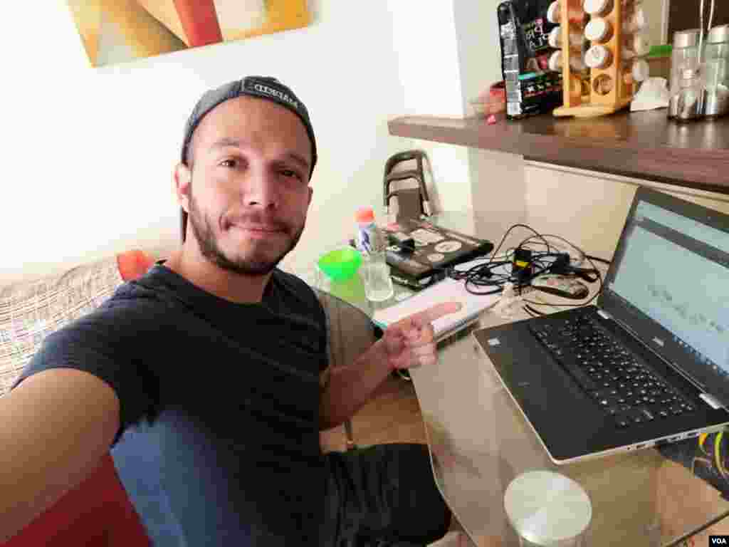 Carlos Peña, es un periodista venezolano que vive desde hace 3 años en Chile con su mamá y su perrita. "Mi día a día cambió radicalmente. Aunque en Chile no existe aún cuarentena total, afortunadamente en mi trabajo tomaron la decisión de que todos estemos conectados desde la casa", comenta a la Voz de América.