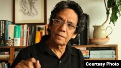 Reinaldo Escobar y el periodista de la cadena española TVE, Vincenc San Clemente, fueron detenidos por la policía cubana mientras realizaban una entrevista en el Malecón de La Habana.