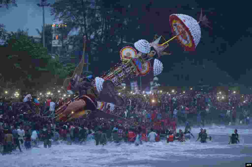 Warga Muslim di Pariaman-Sumatra Barat membawa "hoyak tabuik" ke laut pada Festival Hoyak-Tabuik di Pariaman.